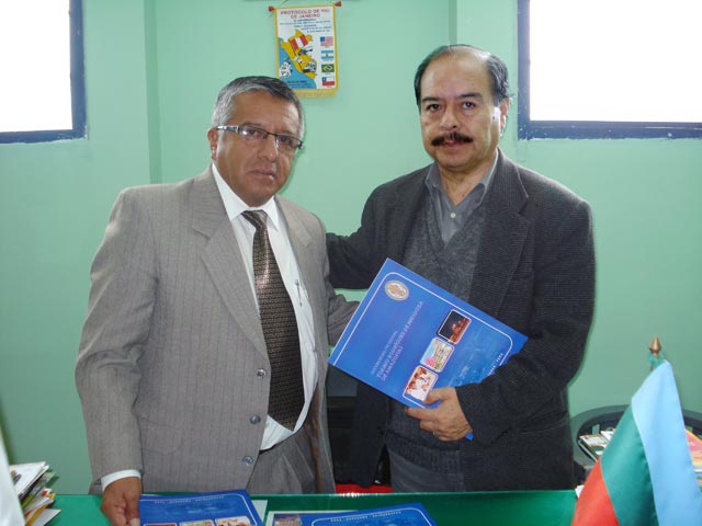 Prof. Manuel Angulo y Dr. Vicente Castañeda en firma de convenio