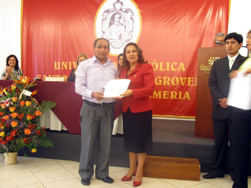 Premiación al Dr. Edwin Gozález Paco