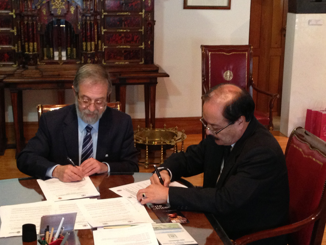 Dr. Castañeda firma convenio con Universidad de Valladolid