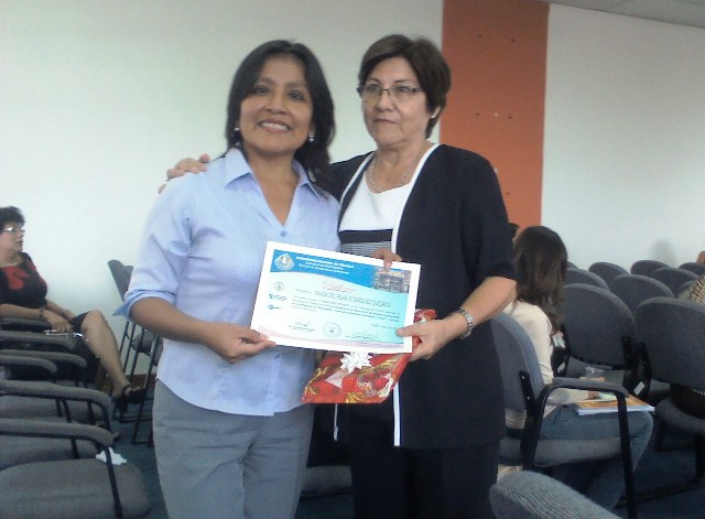 Ms. Pilar Rodríguez recibe diploma