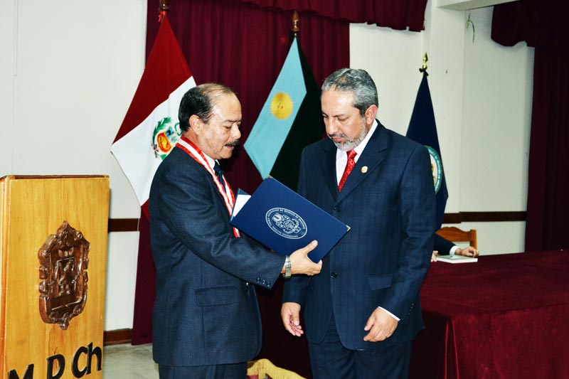 Dr. Antonio Fernández Jerí, recibe reconocimiento de Profesor Visitante