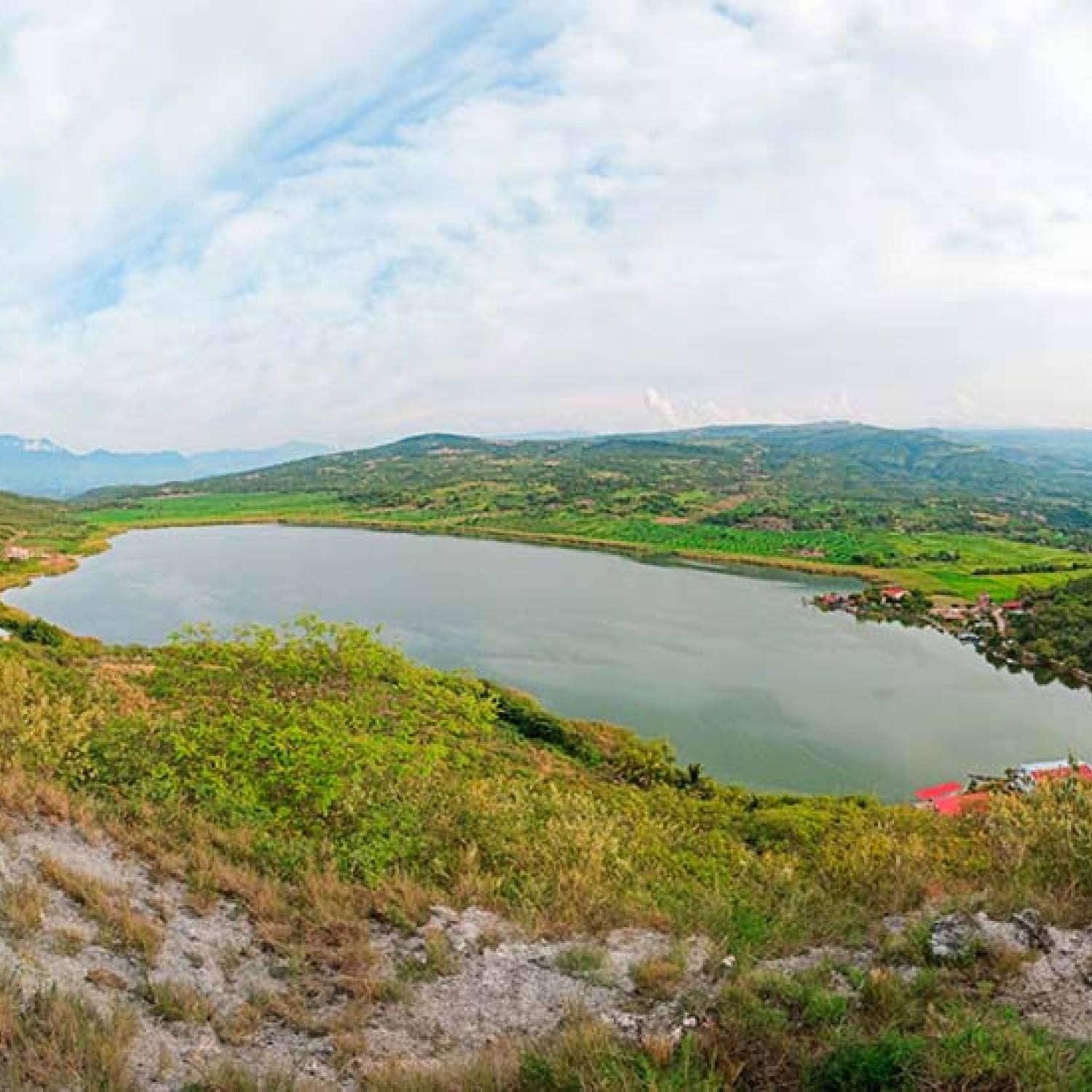 UNTRM publica estudio sobre la calidad del agua en lago artificial interandino del norte de Perú 